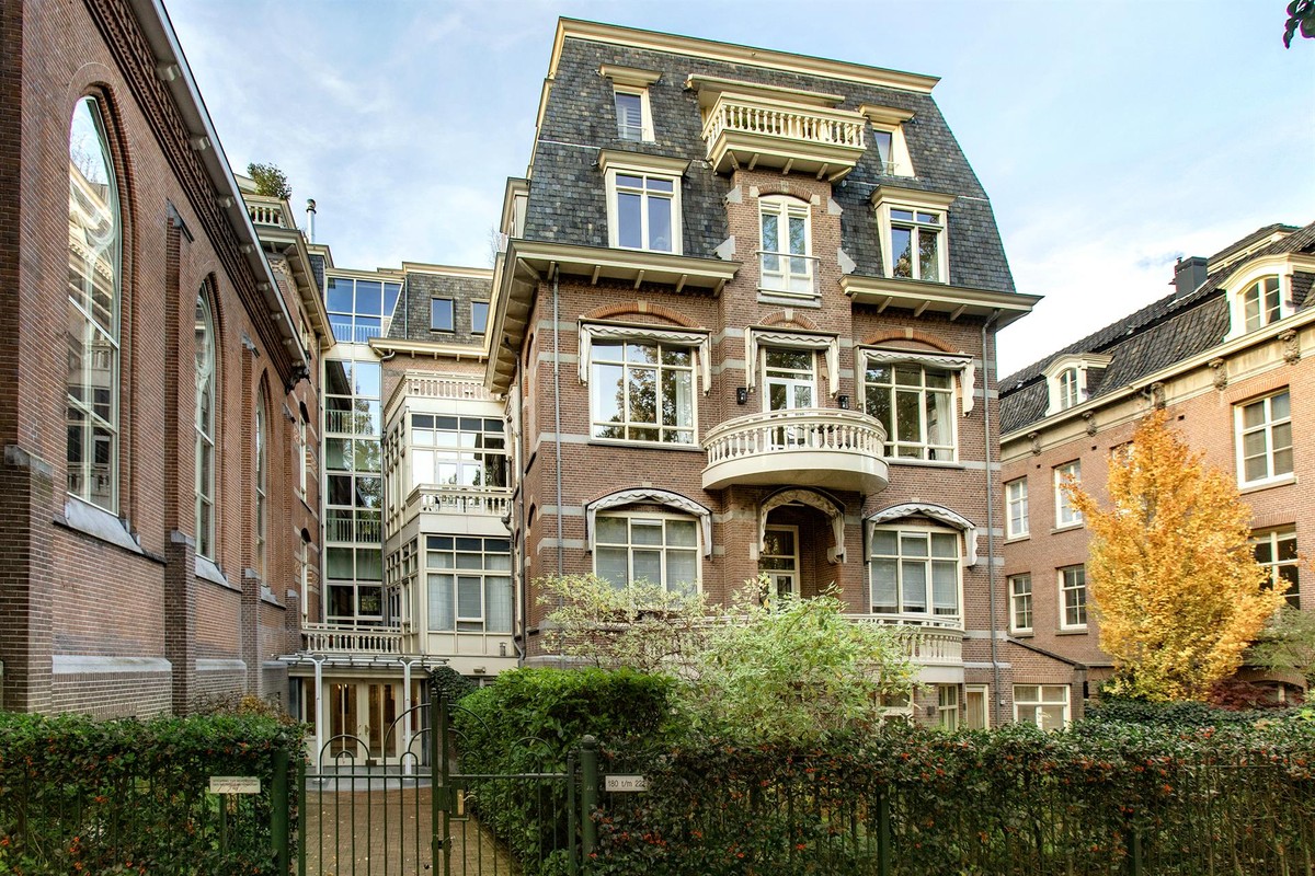 Luxerious ground floor apartment with a garage and garden Van Eeghenstraat 180 : Luxury Appartementen Verkoop - Amsterdam, Noord-Holland | Christie's International Real Estate