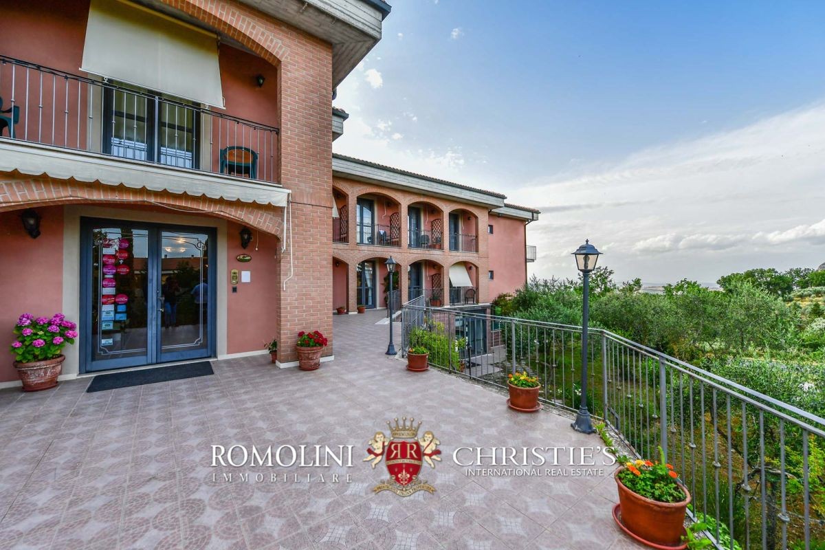 Tuscany Hotel For Sale In Montepulciano Val D Orcia A Luxury 建物 For 売買 Montepulciano Siena Property Id 10 Christie S International Real Estate