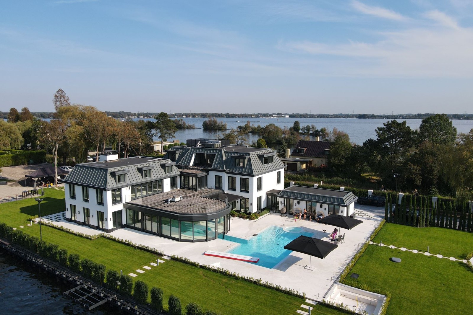 En Roest controller Mischien wel allerziekste villa van Nederland staat te koop voor 17,5  miljoen euro! | SGXL.nl