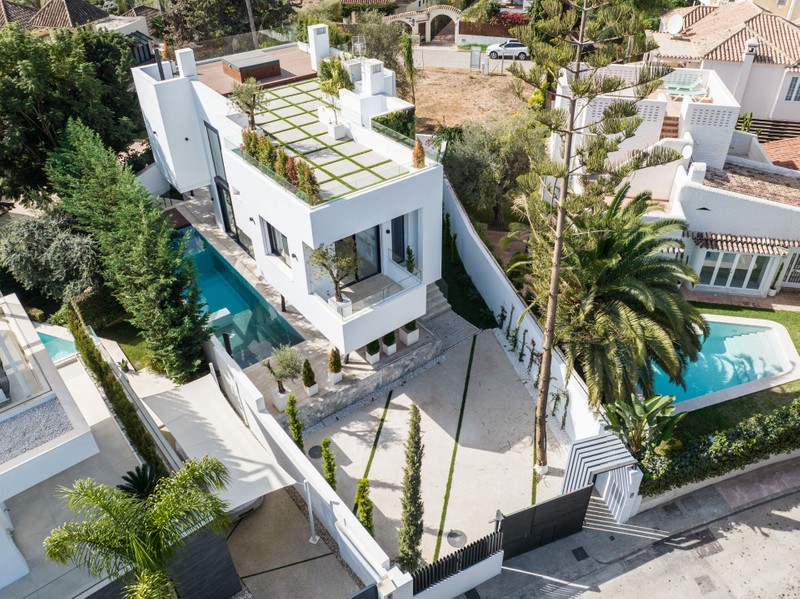 Very modern, luxurious and beachside villa on Marbella's Golden Mile ...