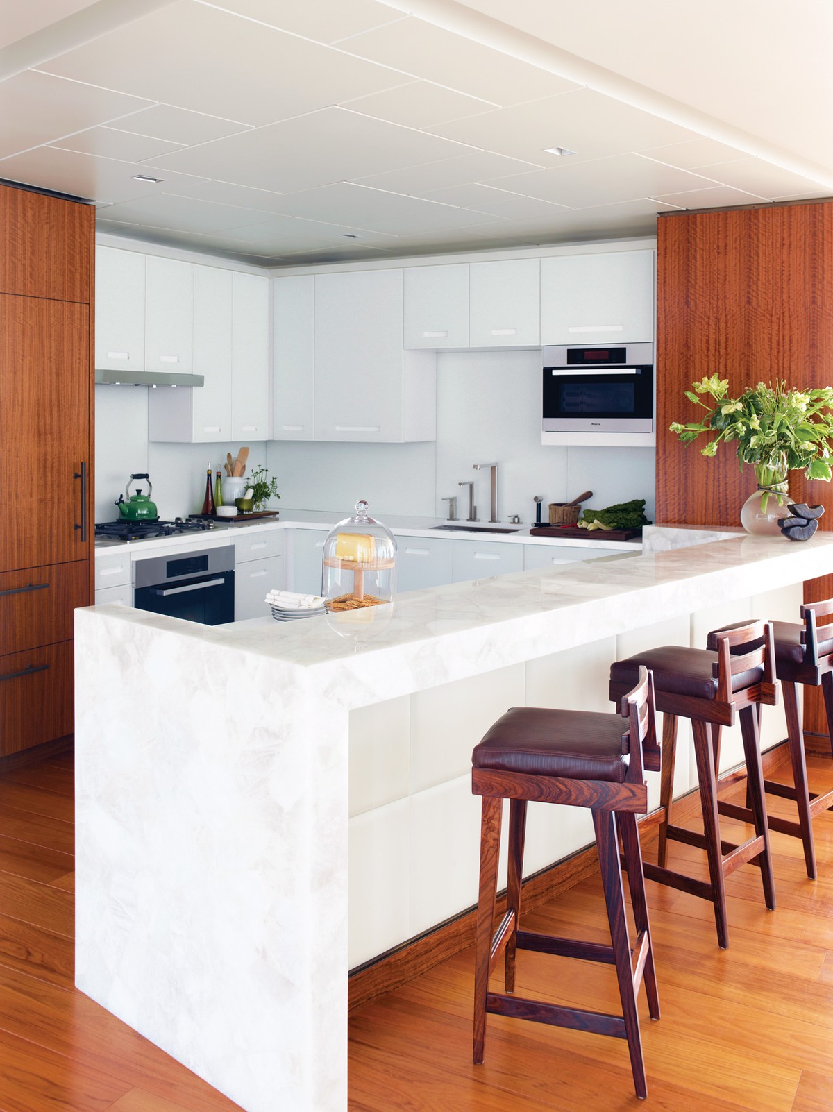 A kitchen designed by Phillip Thomas uses quartz.