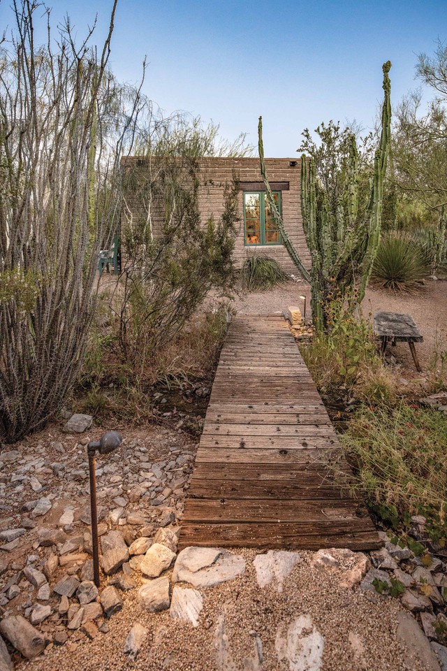 A private walkway at Rancho Arroyo