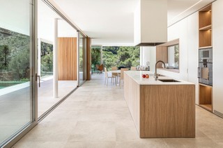 A white box home in Palma de Mallorca, nails indoor-outdoor synergy