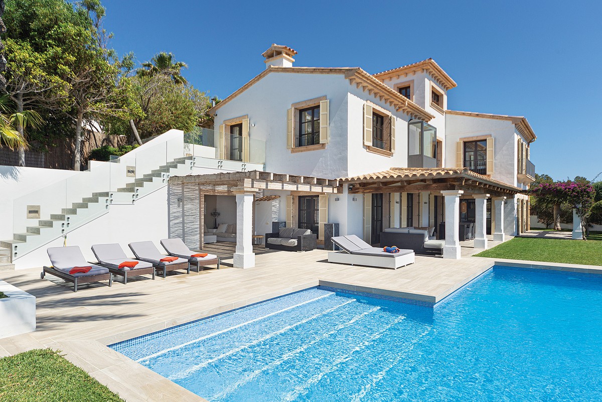 Set on a level piece of waterfront land, this villa in Mallorca has amazing views of the Mediterranean Sea. Having just been renovated, it combines traditional and modern styles and amenities