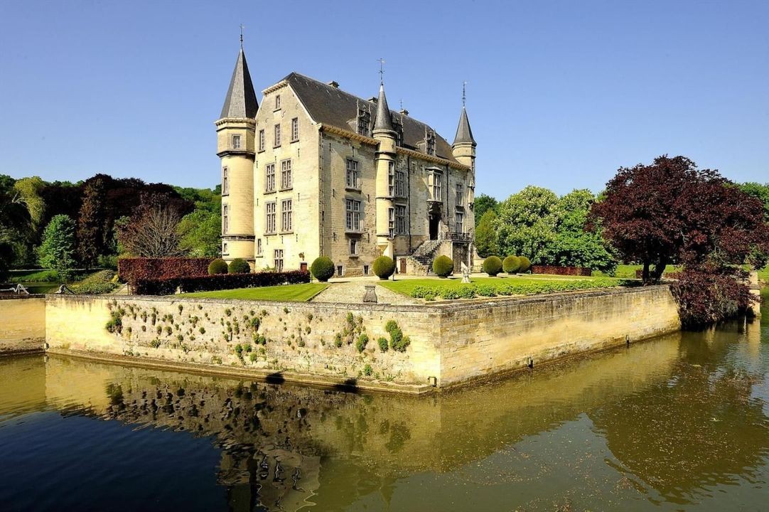Schaloen Castle is a magnificent, moated castle built on the site of a medieval fortress. The property is surrounded by formal gardens bordered by a nature reserve in the Dutch province of Limburg.